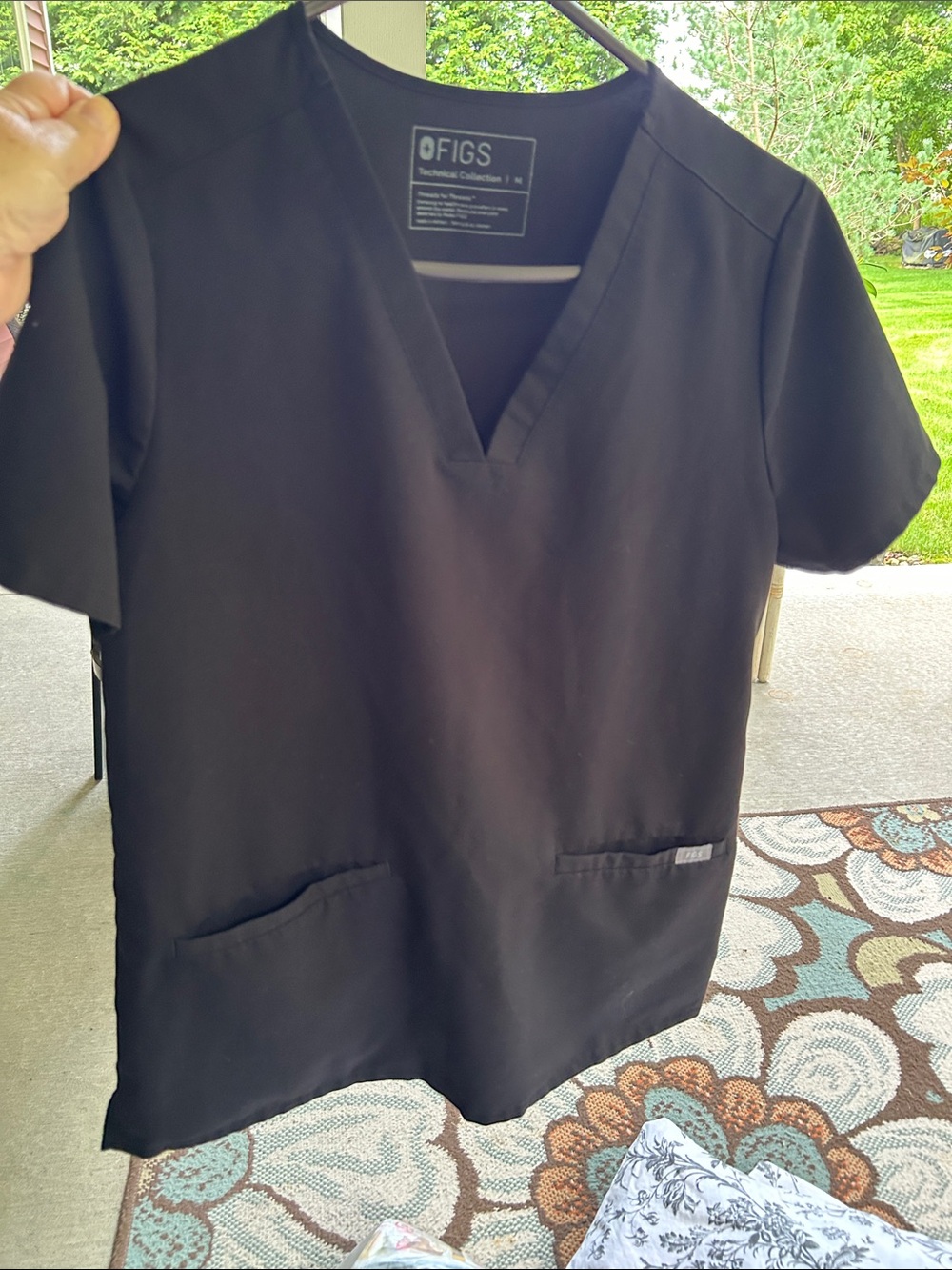 Figs black scrub top med 2 front pocket with one small pocket inside big pocket